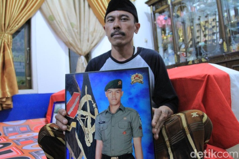 Keluarga Kenang Pratu Randi Korban Tank: Beli Terigu untuk Ibu Keluarga Kenang Pratu Randi Korban Tank: Beli Terigu untuk Ibu