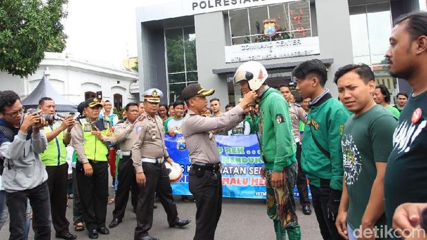Kapolrestabes beri helm bagi yang tertib di jalan/