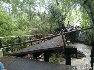 2 Waduk di Madiun Meluap, Jembatan Miring Diterjang Arus Deras