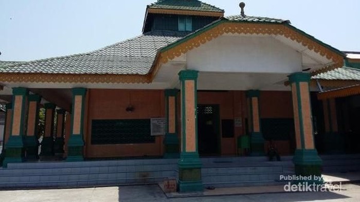 Melihat Masjid Raya Sulaimaniyah Pantai Cermin di Sumatera Utara