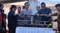 Presiden Jokowi buka sangkar burung. (Andhika P/detikcom)