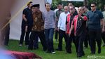 Gaya Jokowi Pantau Kontes Burung di Minggu Pagi
