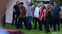 Minggu (11/3/2018) pukul 08.00 WIB di Istana Bogor, Jokowi mengenakan kaus berwarna abu-abu dipadankan dengan celana jins dan sepatu kets. Bandingkan dengan yang memakai kemeja batik di sebelah kanan Jokowi.  (Andhika Prasetya/detikcom)