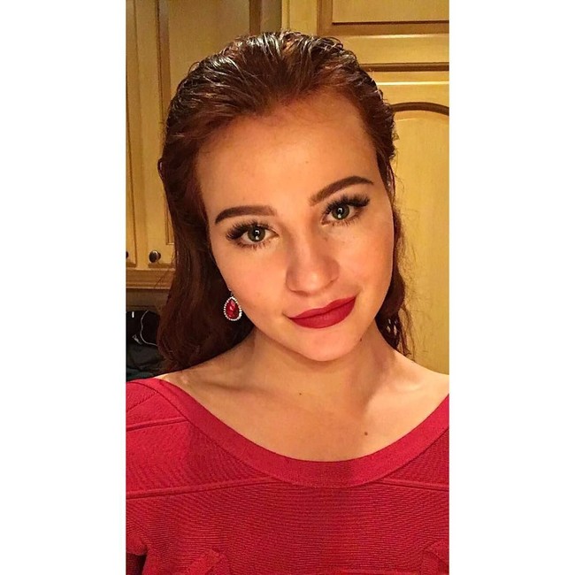 Katharina memiliki penampilan eksotis. Rambut keriting dan kulit sedikit kecoklatan. Inilah penampilan cantiknya saat dirias dengan lipstik merah.  Foto: dok. Instagram