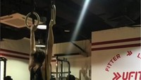Jelas saja, olahraga pull-up dengan gantungan menjadi latihan sehari-hari. (Foto: instagram/jasminedanker)