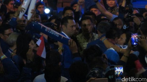 AHY tampak berdiri di hadapan SBY 