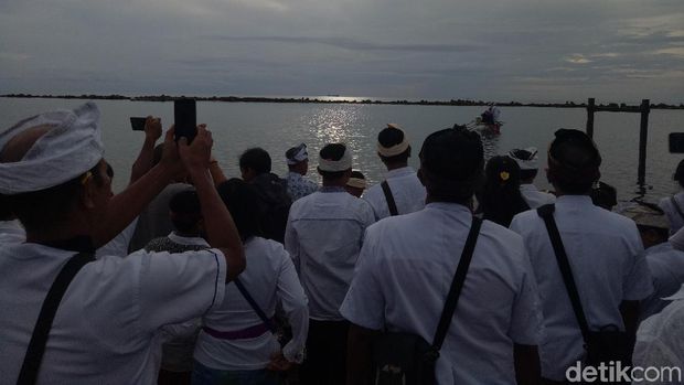 Upacara Melasti, Umat Hindu di Makassar Padati Pantai Akkarena