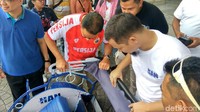 Anies pun mengamati becak listrik pemberian Hanafi, mesin sampai rangkanya. Namun, dia tidak coba mengemudikannya.