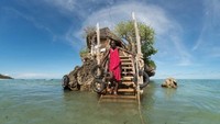 Kalau mau masuk, kamu harus naik tangga berbahan kayu seperti ini nih. Restoran ini bisa menampung hingga 45 orang. Foto: Colin Cosier