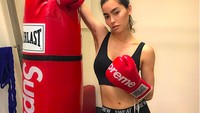 Mau adu jotos lewat boxing? Ayo saja. (Foto: instagram/adrianneho) 