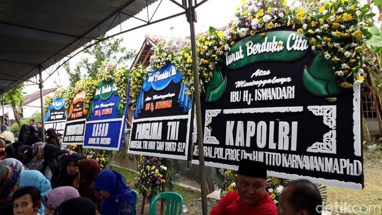 Bunga dari Panglima TNI dan Kapolri untuk Korban Tewas Kecelakaan Tank Bunga dari Panglima TNI dan Kapolri untuk Korban Tewas Kecelakaan Tank