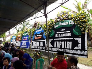 Bunga dari Panglima TNI dan Kapolri untuk Korban Tewas Kecelakaan Tank