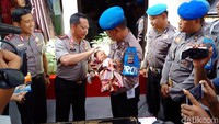 Selanjutnya, Kapolri memotong rambut bayi Tito. /Foto: Ristu Hanafi/detikcom