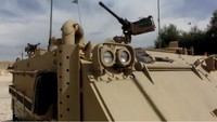 Tank ini memang punya kemampuan amphibi. Namun pengoperasian tank M113 ini haruslah di air yang tenang. M113 tidak dirancang untuk bermain di sungai berarus deras, atau juga bukan untuk diluncurkan dari kapal pendarat di lepas pantai. (Screenshot Youtube Tiltuli)