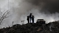 Saking tebalnya asap, kawasan tersebut terlihat hitam dan putih.