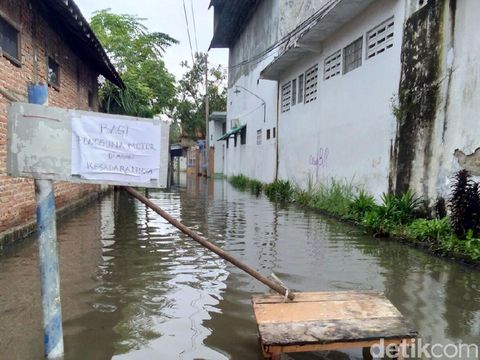 Curah Hujan Tinggi, Sekolah di Lamongan Terendam Banjir/