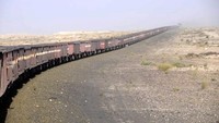 Kereta Api Mauritania di Mauritania. Kereta api ini membawa bijih besi. Panjang kereta hingga 2.500 meter dan terdiri dari 3 atau 4 lokomotif EMD diesel-electric untuk menariknya. Istimewa/Ten Insider.