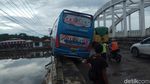Roda Kiri Nggantung, Bus di Maros Ini Nangkring Mengerikan di Jembatan