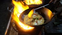 Jay yang punya sapaan akrab Sister Mole ini memasak semua menunya di dapur outdoor. Tak jarang apinya begitu besar hingga jadi atraksi tersendiri. Foto: Daniel Food Diary