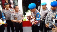 Bayi Tito lahir pada Selasa (18/2) di RS Bhayangkara Kalasan, Sleman pukul 18.30 WIB. Di sela rangkaian kunjungannya ke Daerah Istimewa Yogyakarta (DIY), Kapolri Jenderal Pol Tito Karnavian menyempatkan menjenguk bayi Tito./Foto: Ristu Hanafi/detikcom
