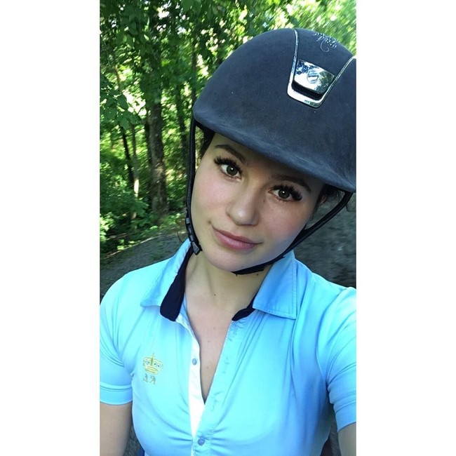 Sejak kecil, Alexandra dan Katharina sudah berkuda. Namun hanya Alexandra yang serius dan menekuni berkuda.  Foto: dok. Instagram