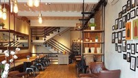 Kalau coffee shop yang satu ini punya area yang cukup luas. Mengusung konsep kasual industrial, Dancing Goat Coffee Shop di bilangan Puri Kencana ini siap memanjakan para pencinta kopi pengguna Instagram. Kepoin instagramnya yuk @dgcoffeeco. Foto: Instagram