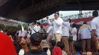 Para kader Gerindra mengepalkan tangannya dalam acara deklarasi sekaligus peringatan HUT ke-10 Gerindra. (Foto: Zunita Amalia Putri/detikcom)