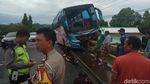Roda Kiri Nggantung, Bus di Maros Ini Nangkring Mengerikan di Jembatan