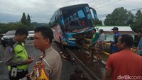 Bus nahas dengan nomor Polisi DD 7256 RP itu menanbrak pembatas jalan sehinggga rusak.
