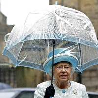 Giliran busana biru pastel dan payung berwarna senada yang jadi andalannya di sebuah acara.  Foto: dok: Getty Images