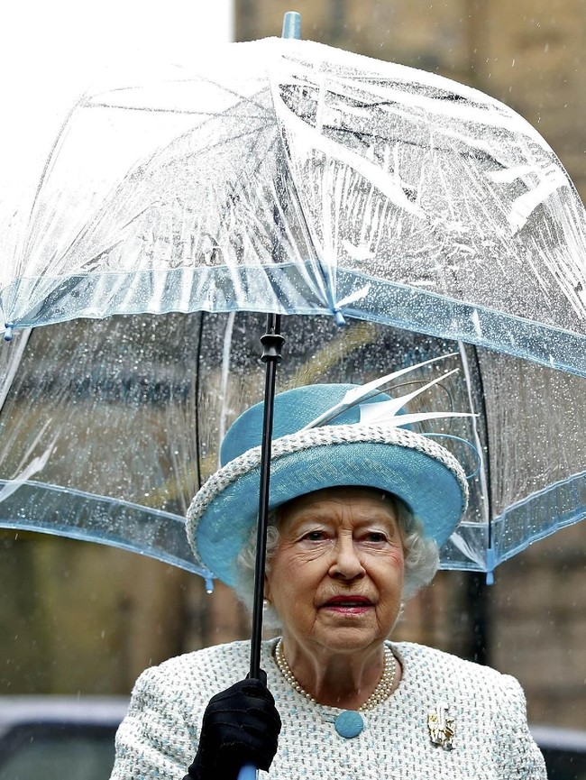 Giliran busana biru pastel dan payung berwarna senada yang jadi andalannya di sebuah acara.  Foto: dok: Getty Images
