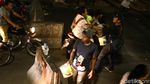 Foto: Penampakan Pemotor di Perlintasan KA Roxy