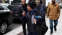 Menteri Susi menenteng tas dan air mineral sendiri. Ia berada di New York dan Boston untuk kunjungan kerja dan diagendakan bertemu dengan pejabat penting AS yang terkait kebijakan perikanan.