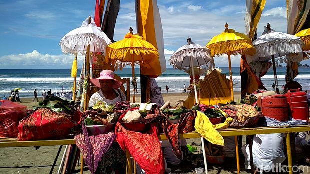 Alunan Musik Alam Debur Ombak Di Pantai Jolosutro Blitar