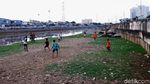Serunya Main Sepakbola di Pinggir Sungai