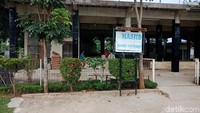 Mereka kaget melihat darah bercucuran dan perempuan tersebut membawa pisau. 