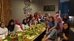 Yuk, Intip Keseruan Rina Nose Saat Ngeliwet dan Makan Nasi Padang