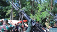 Tembakan ke udara mengiringi prosesi pemakaman militer tersebut.