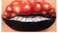 Ini dia lip art ala Mimi Choi yang bisa bikin ngiler. Ya, ikura sushi! Bibir bagian atasnya disulap menjadi telur ikan salmon. Lalu bibir bagian bawahnya dirias menyerupai nasi dan onigiri. Foto: Instagram @mimles
