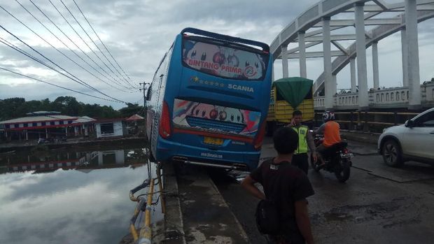 Polisi Pastikan Mayat Wanita Hanyut di Maros Korban Kecelakaan Bus