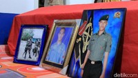 Peti jenazah Pratu Randi dibalut bendera Merah Putih.