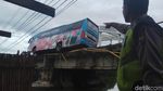 Roda Kiri Nggantung, Bus di Maros Ini Nangkring Mengerikan di Jembatan