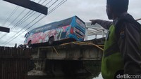 Supir mobil bus nahas ini diketahui bernama Theo (37) warga Desa Buanging Kecamatan Sabbang, Luwu Utara.