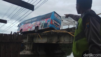 Roda Kiri Nggantung, Bus di Maros Ini Nangkring Mengerikan di Jembatan