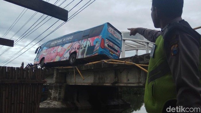 Polisi Pastikan Mayat Wanita Hanyut di Maros Korban Kecelakaan Bus