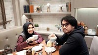 Ciye.. Rina terlihat sedang menyesap secangkir kopi bersama mantan suaminya. Raut muka Rina Nose terlihat bahagia sekali, ya. Foto: Instagram @ridwanfanwar Foto: Instagram @rinanose16