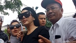 Didampingi Hotman, Syahrini Bicara Soal Foto di Bahu Jalan Tol