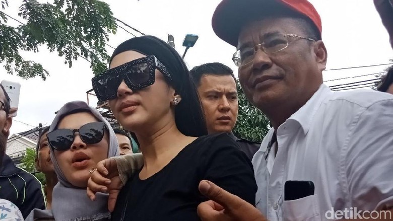 Hotman Paris Mau Gerebek Jet Pribadi yang Dipakai Syahrini! Hotman Paris Mau Gerebek Jet Pribadi yang Dipakai Syahrini!