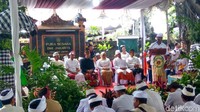 Istri Anies, Fery Farhati Ganis ikut mendampingi. Anies terlihat memakai pakaian khas warna hitam dan udeng. Sementara istrinya Fery memakai kebaya putih dengan selendang warna merah.