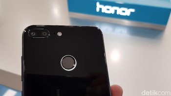 Kamera belakangnya juga ganda dan dibekali dengan fingerprint. Foto: detikINET/Achmad Rouzni Noor II
